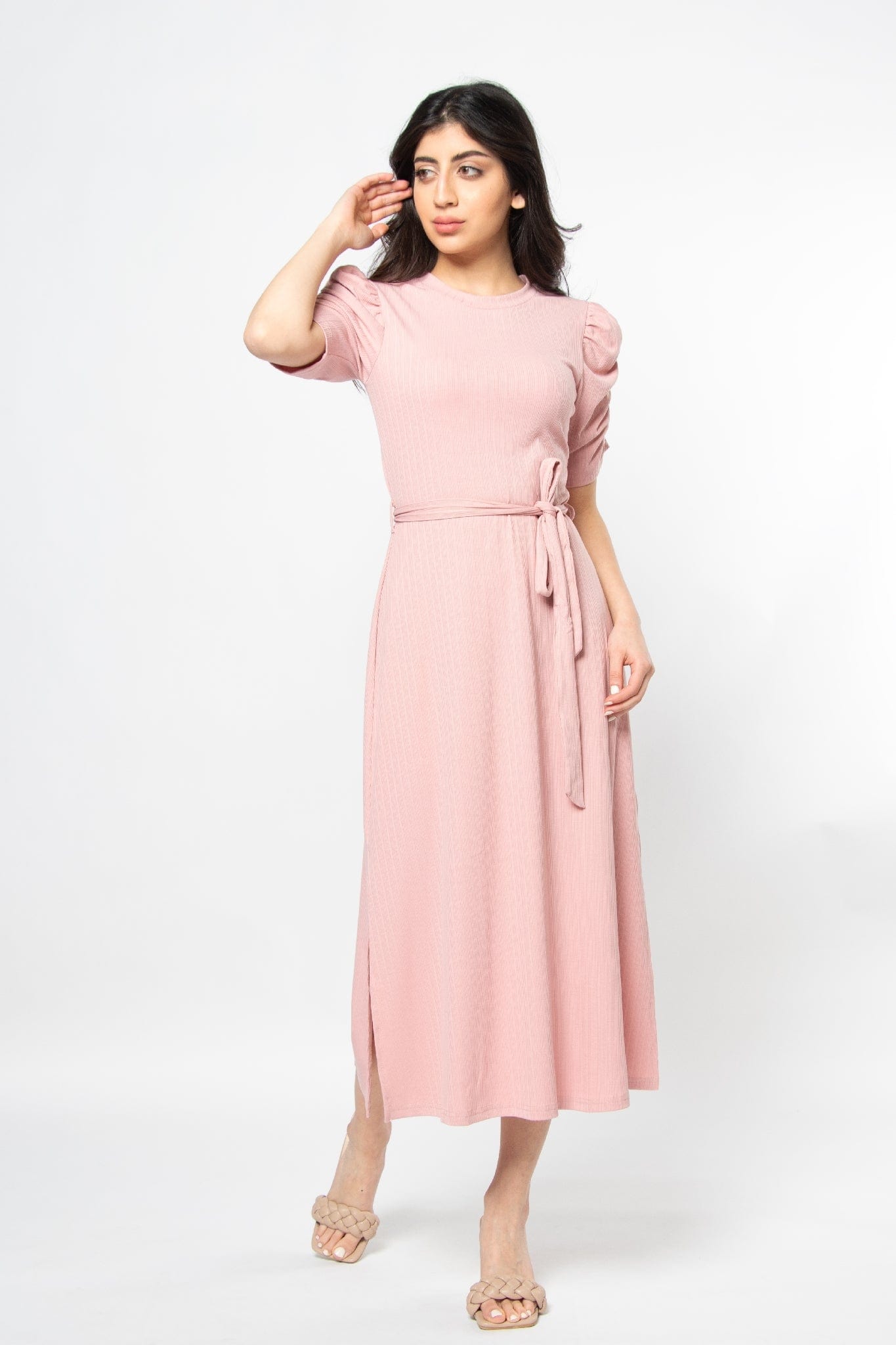 ميكا فستان ميدي بربطة خصر بكم قصير مكشكش