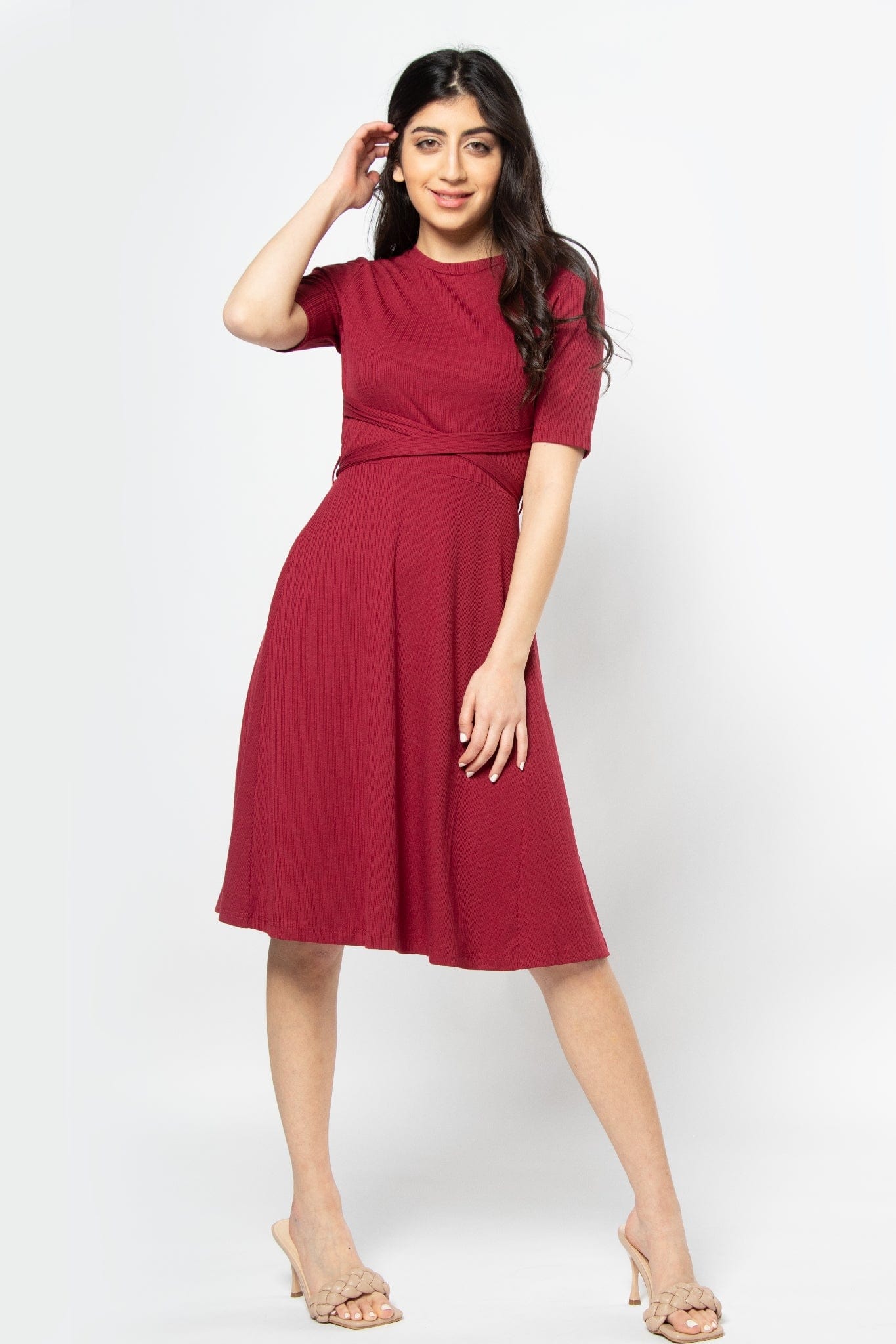 ميكا فستان ميدي أكمام قصير مزموم بياقة دائرية