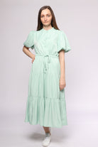 ميكا فستان ميدي بأكمام قصيرة نص رقبة مزين بأزرار أمامية