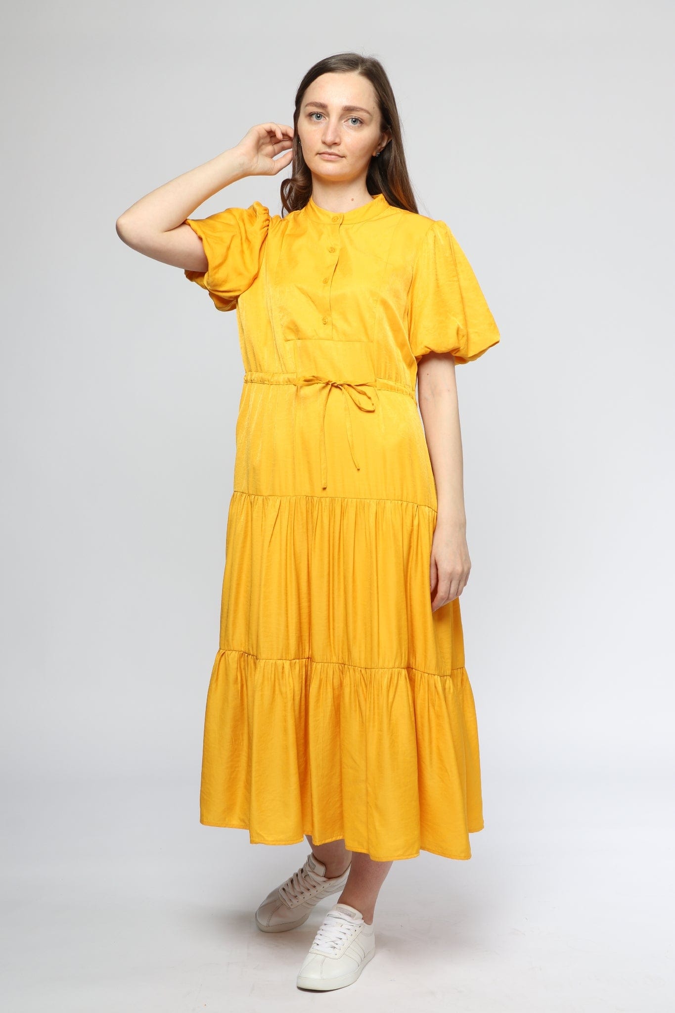 ميكا فستان ميدي بأكمام قصيرة نص رقبة مزين بأزرار أمامية