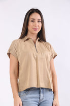 ميكا بلوزة بأكمام قصيرة سادة بسحاب على الصدر