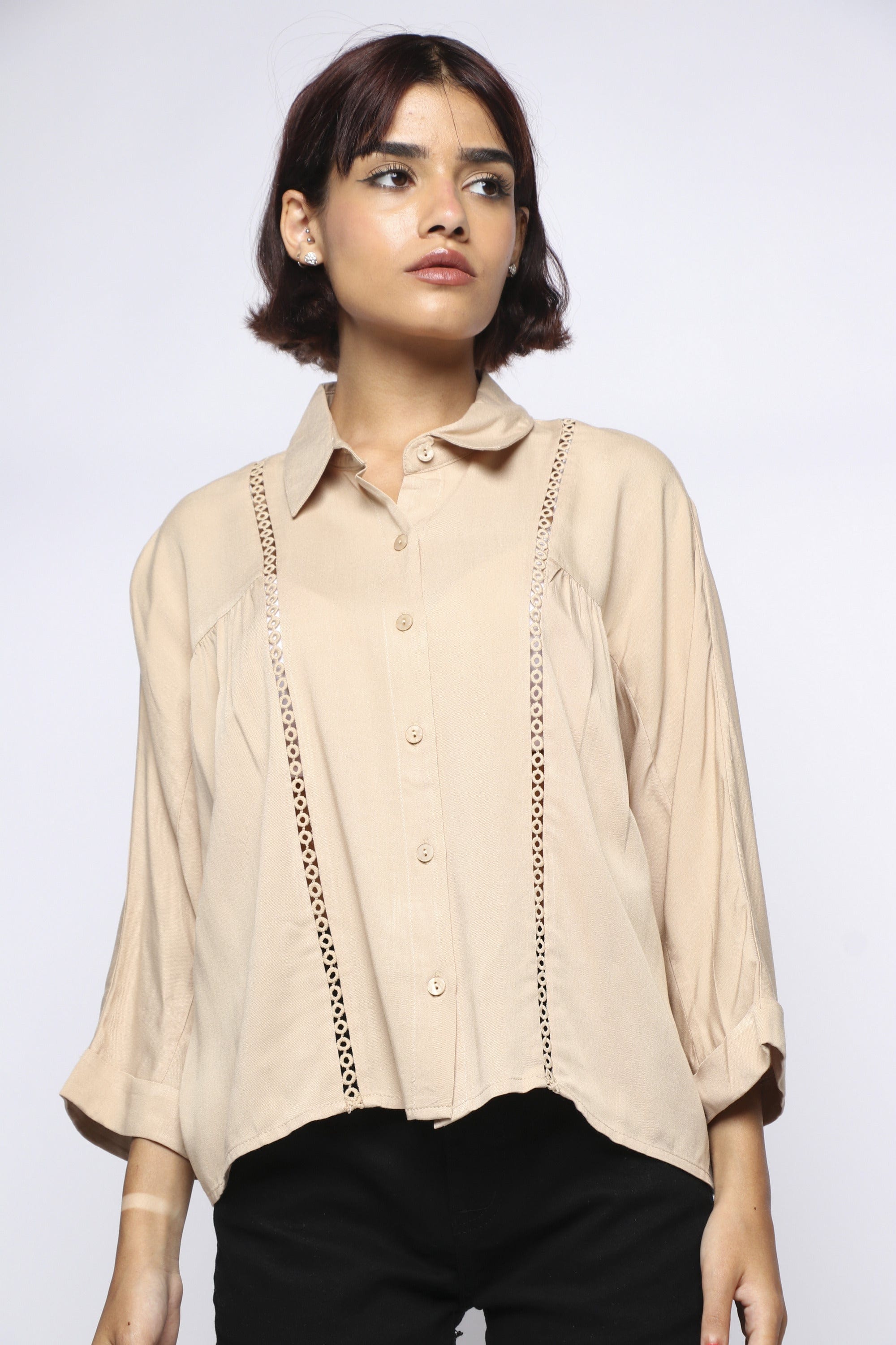 ميكا بلوزة بأزرار أمامية بخطين مخرمين بأكمام 3/4