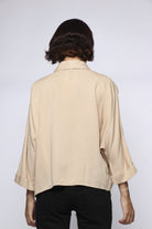 ميكا بلوزة بأزرار أمامية بخطين مخرمين بأكمام 3/4