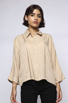 ميكا بلوزة بأزرار أمامية بخطين مخرمين بأكمام 3/4