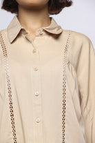 ميكا بلوزة بأزرار أمامية بخطين مخرمين بأكمام 3/4