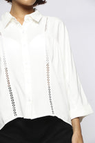 ميكا بلوزة بأزرار أمامية بخطين مخرمين بأكمام 3/4