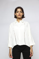 ميكا بلوزة بأزرار أمامية بخطين مخرمين بأكمام 3/4