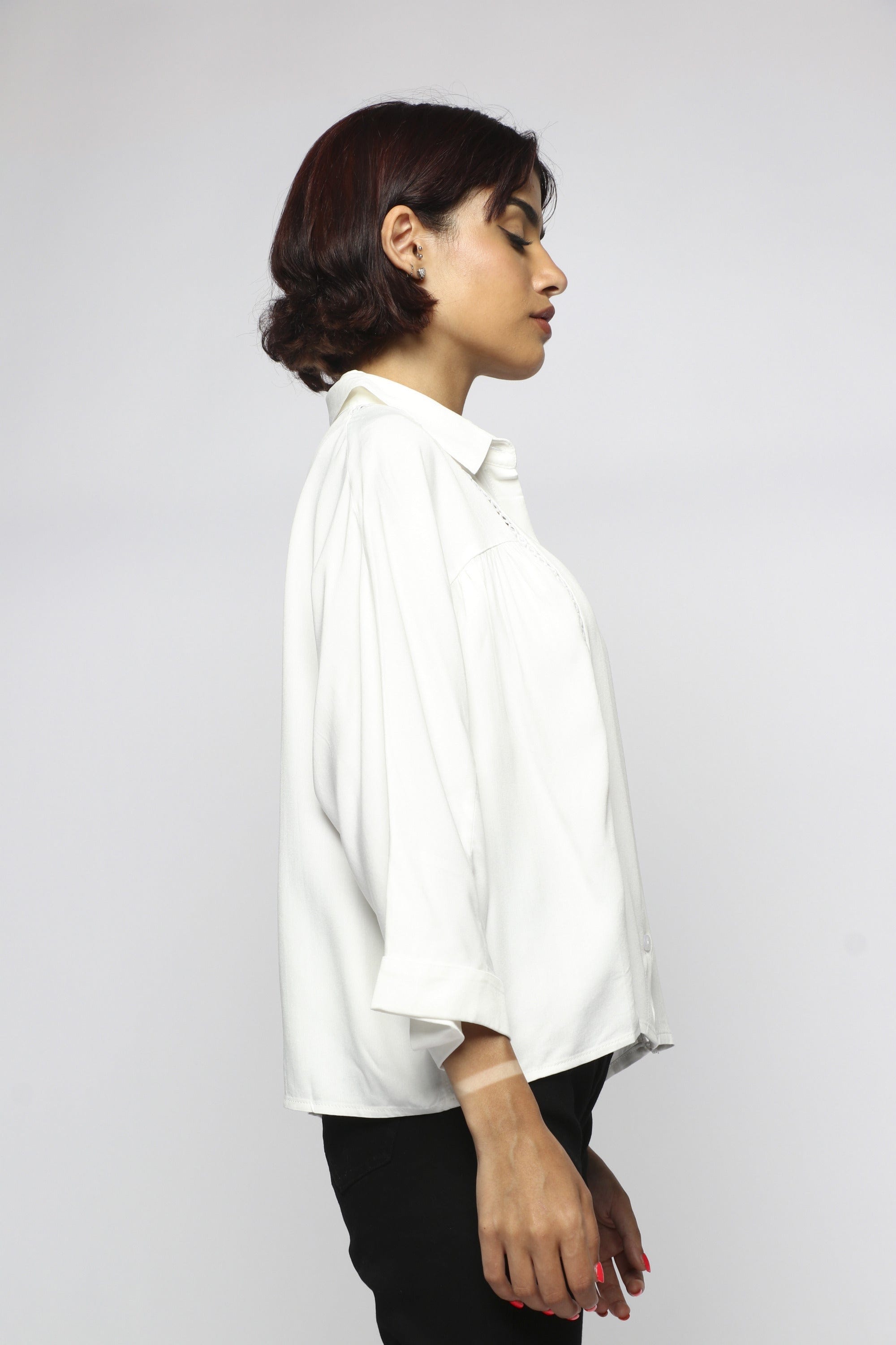 ميكا بلوزة بأزرار أمامية بخطين مخرمين بأكمام 3/4