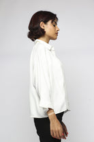 ميكا بلوزة بأزرار أمامية بخطين مخرمين بأكمام 3/4