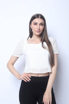 ميكا بلوزة بأكمام قصيرة مخرمة بياقة مربعة