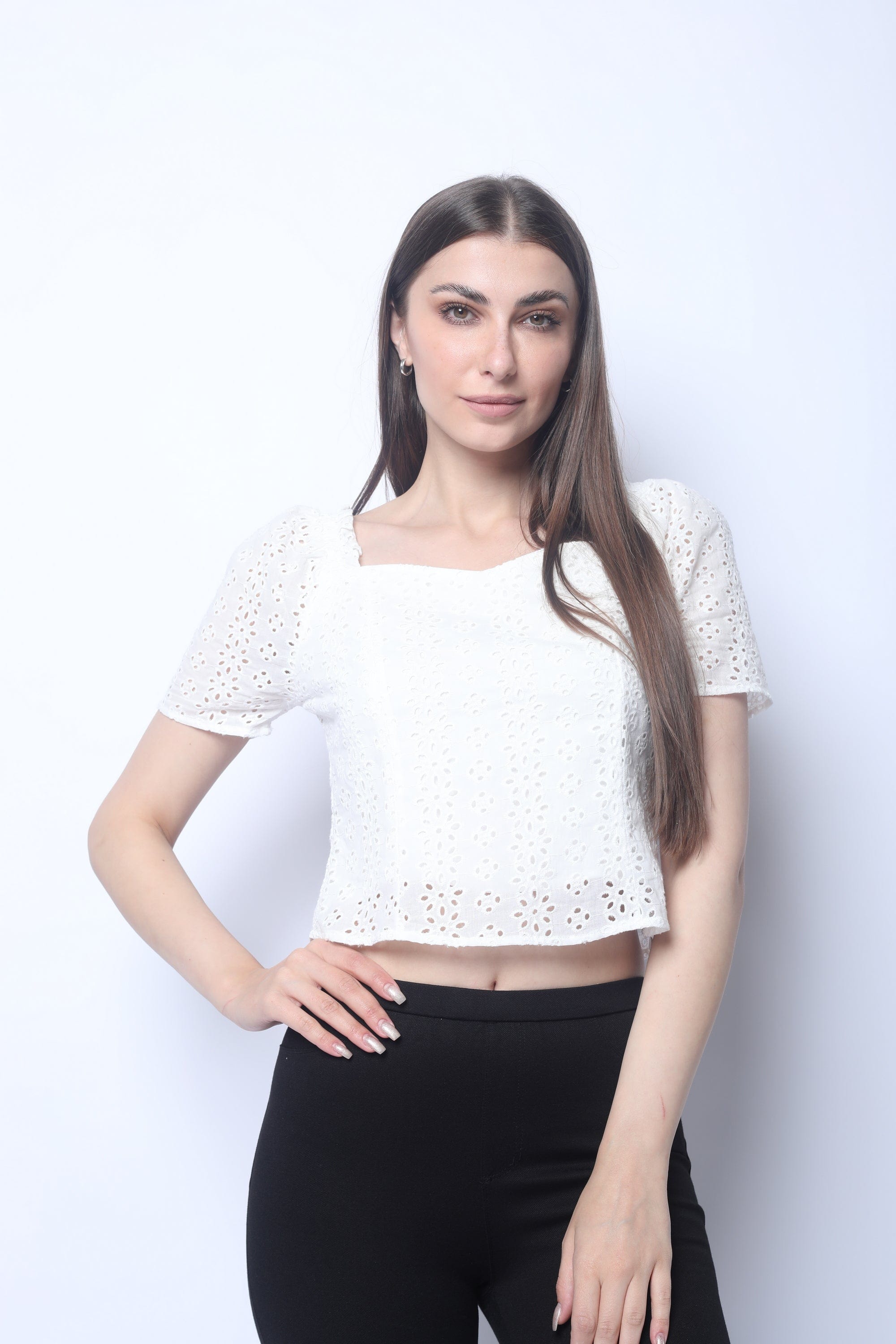 ميكا بلوزة بأكمام قصيرة مخرمة بياقة مربعة