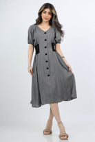 ميكا فستان ميدي سادة بأزرار أمامية نص من بف نسائي