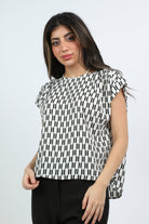 ميكا بلوزة منقوشة أبيض وأسود كم قصير نسائي أوف وايت