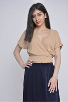 ميكا بلوزة بأكمام قصيرة لف منسوجة سادة