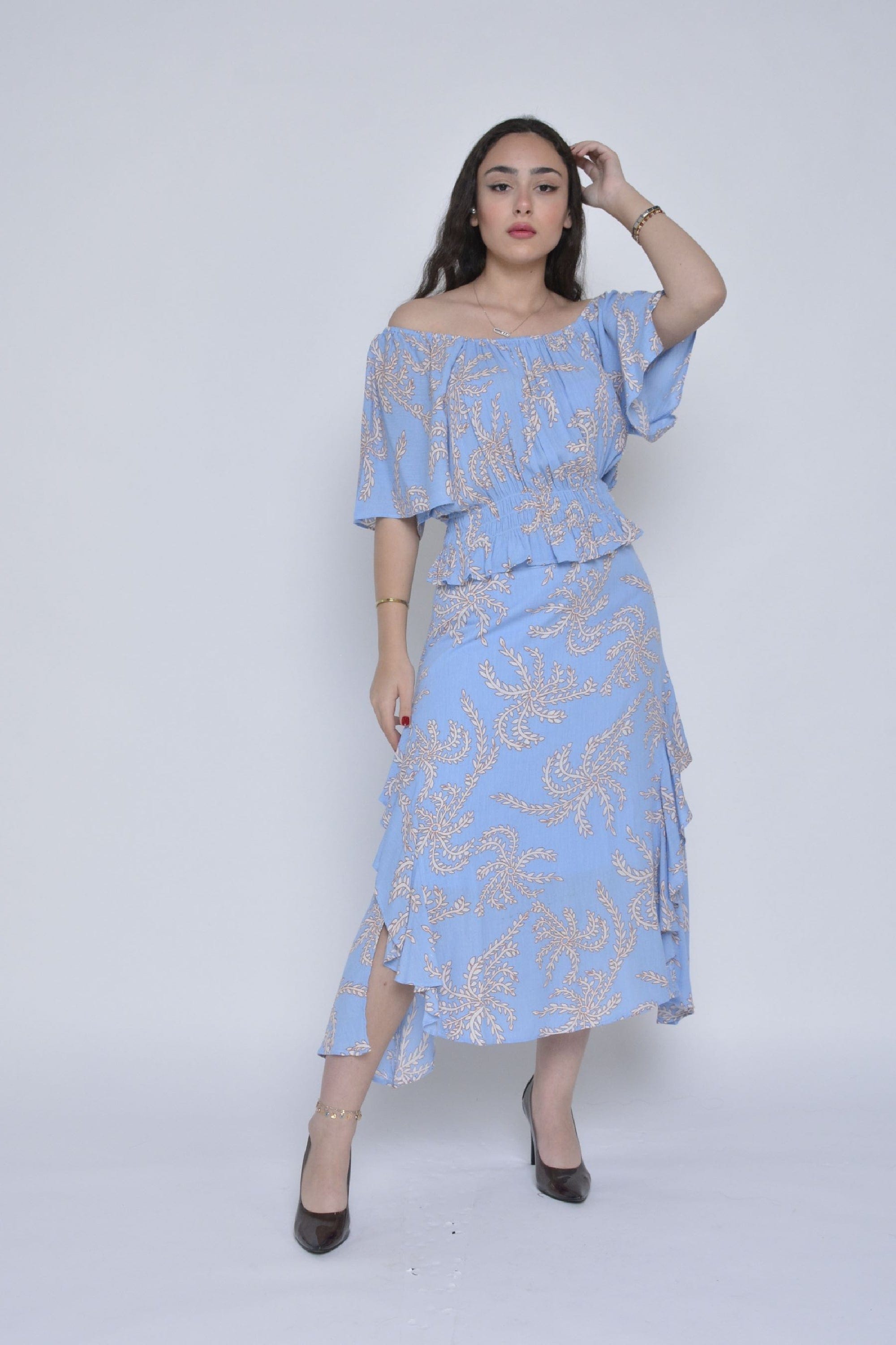 ميكا تنورة ميدي منقوشة مفتوحة من الجنب