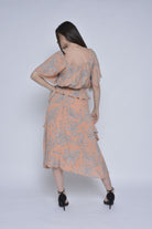 ميكا تنورة ميدي منقوشة مفتوحة من الجنب