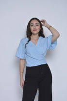 ميكا بلوزة بأكمام قصيرة منفوخة ساتان