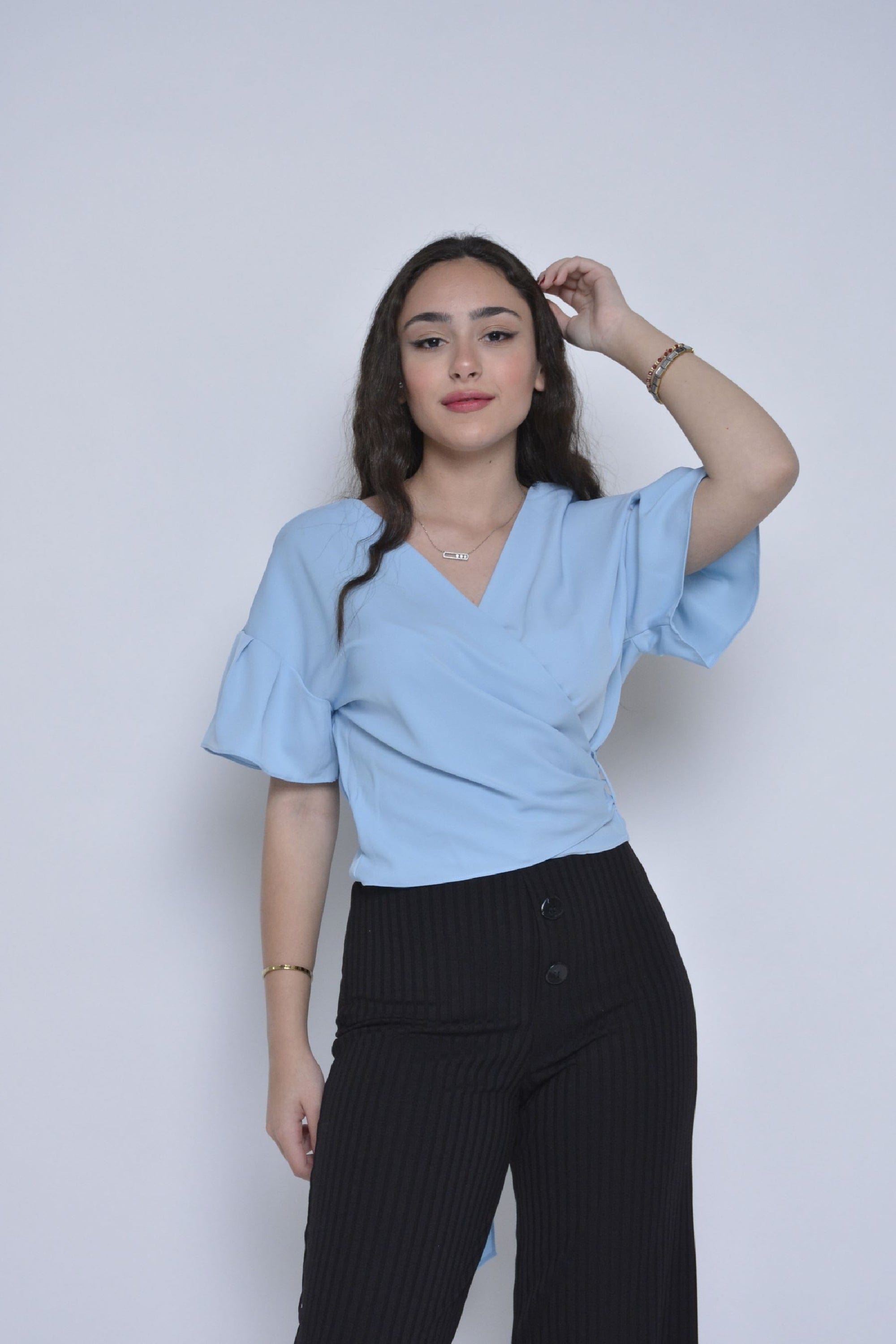 ميكا بلوزة بأكمام قصيرة منفوخة ساتان