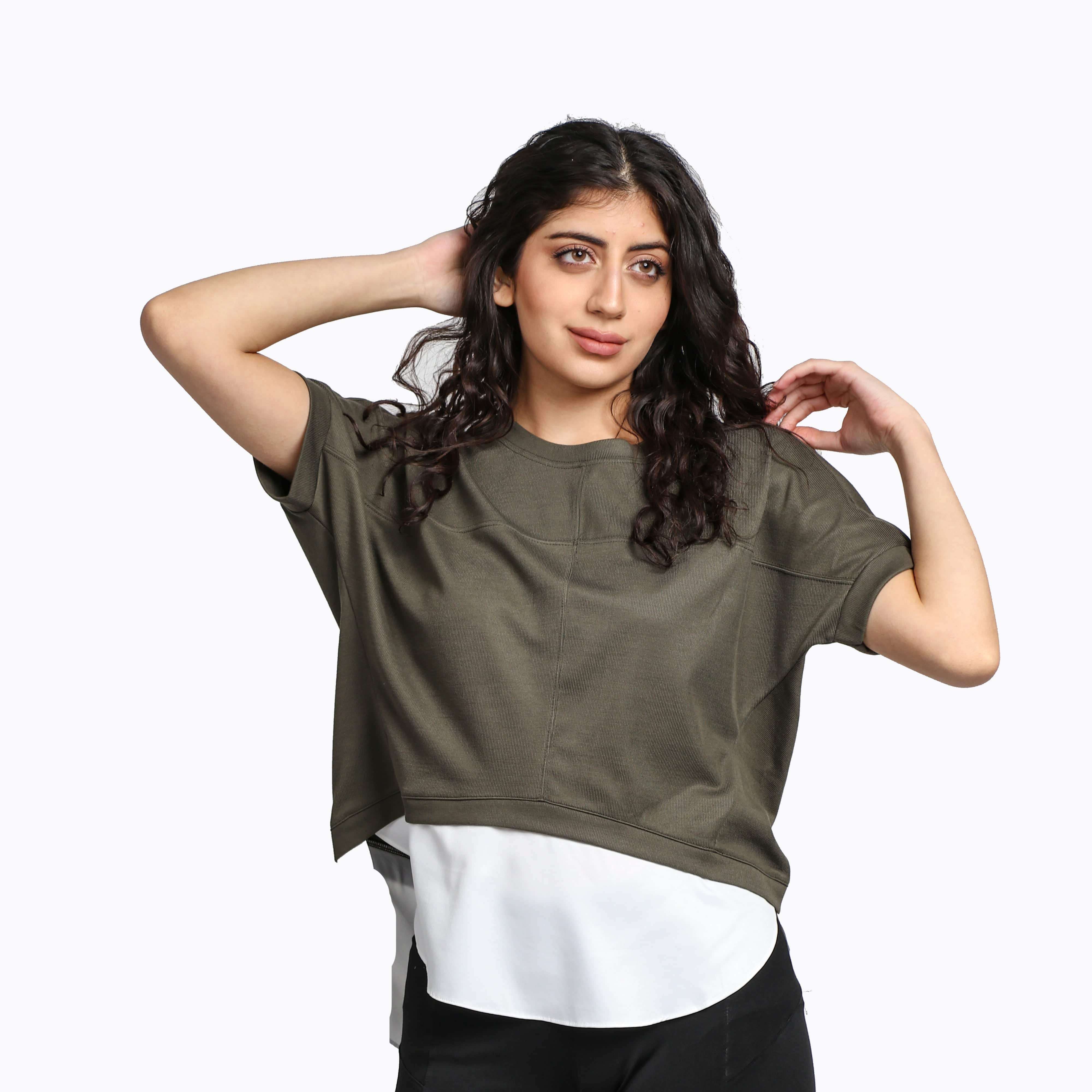 ميكا بلوزة ببيزك من أسفل سادة بأكمام قصيرة