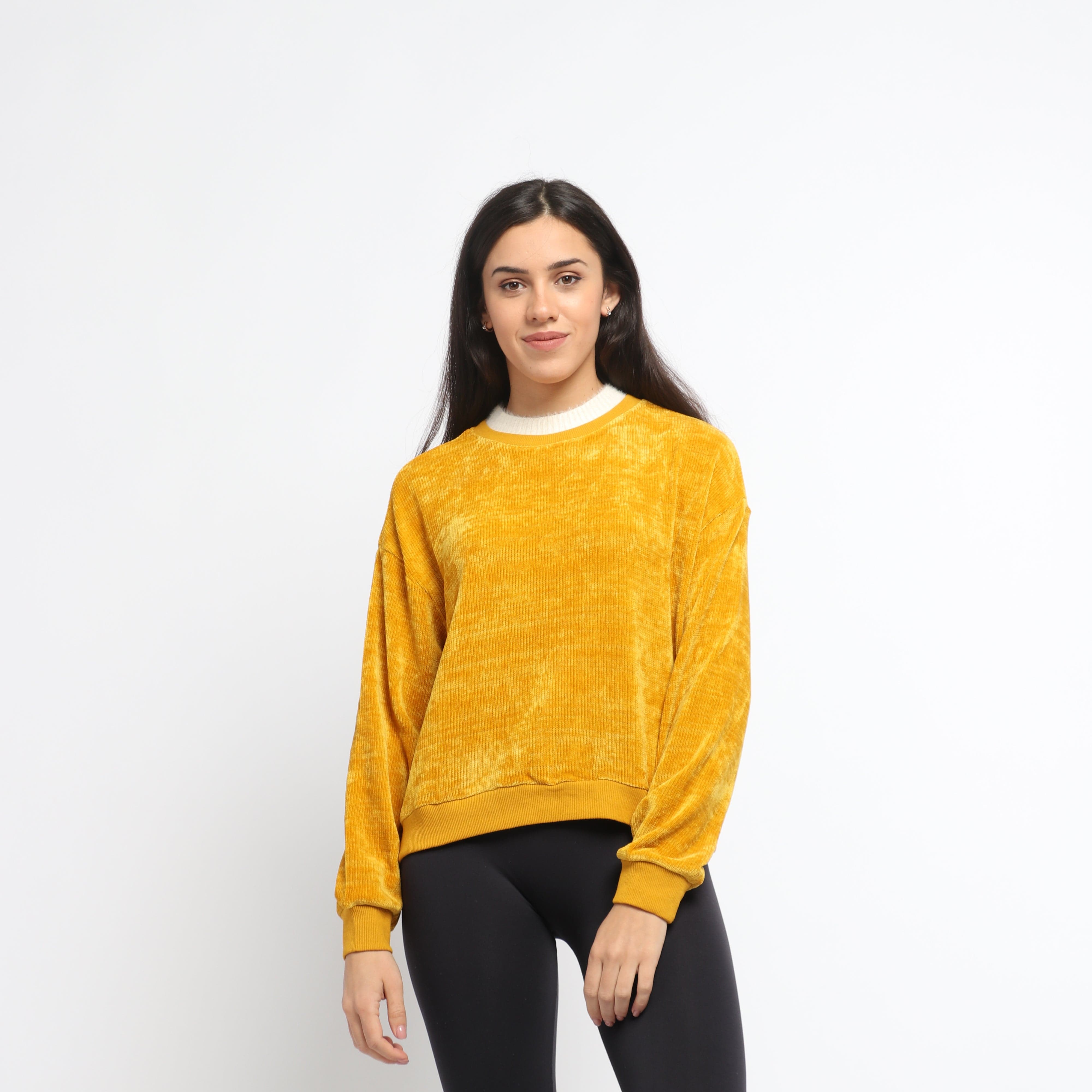 ميكا بلوزة سادة بياقة بيضاء بأكمام طويلة