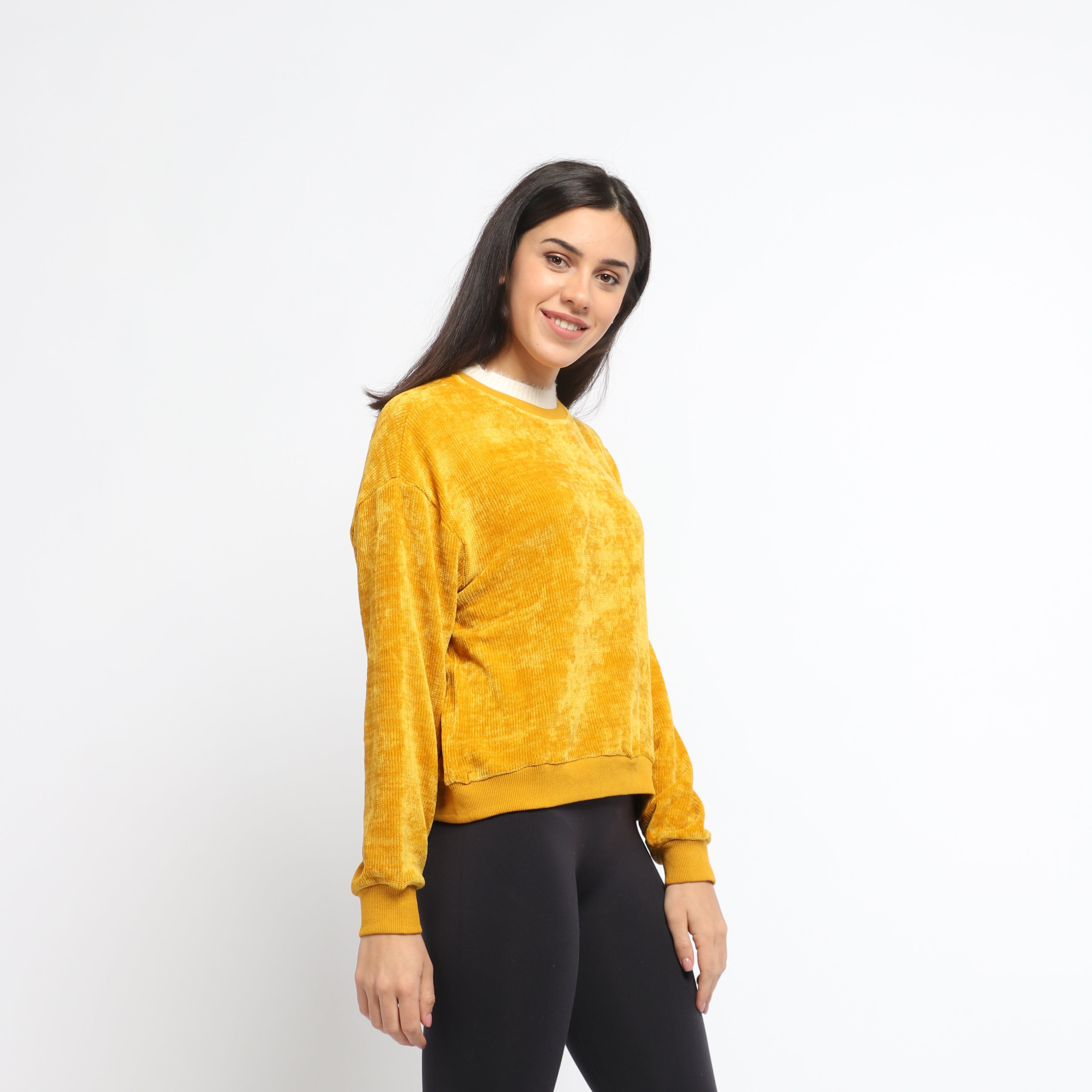 ميكا بلوزة سادة بياقة بيضاء بأكمام طويلة