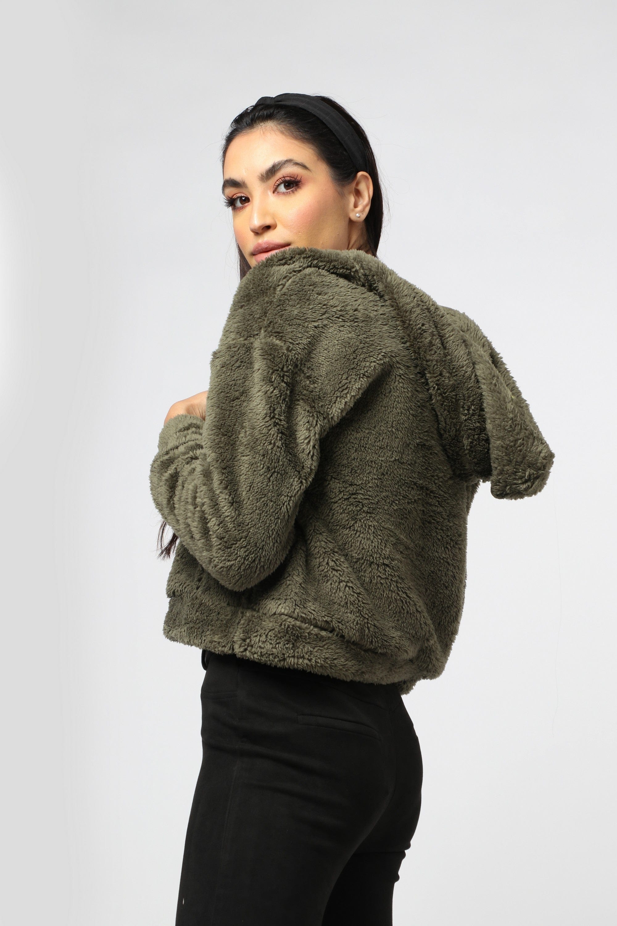 ميكا بلوزة فرو بسحاب وقبعة بأكمام طويلة