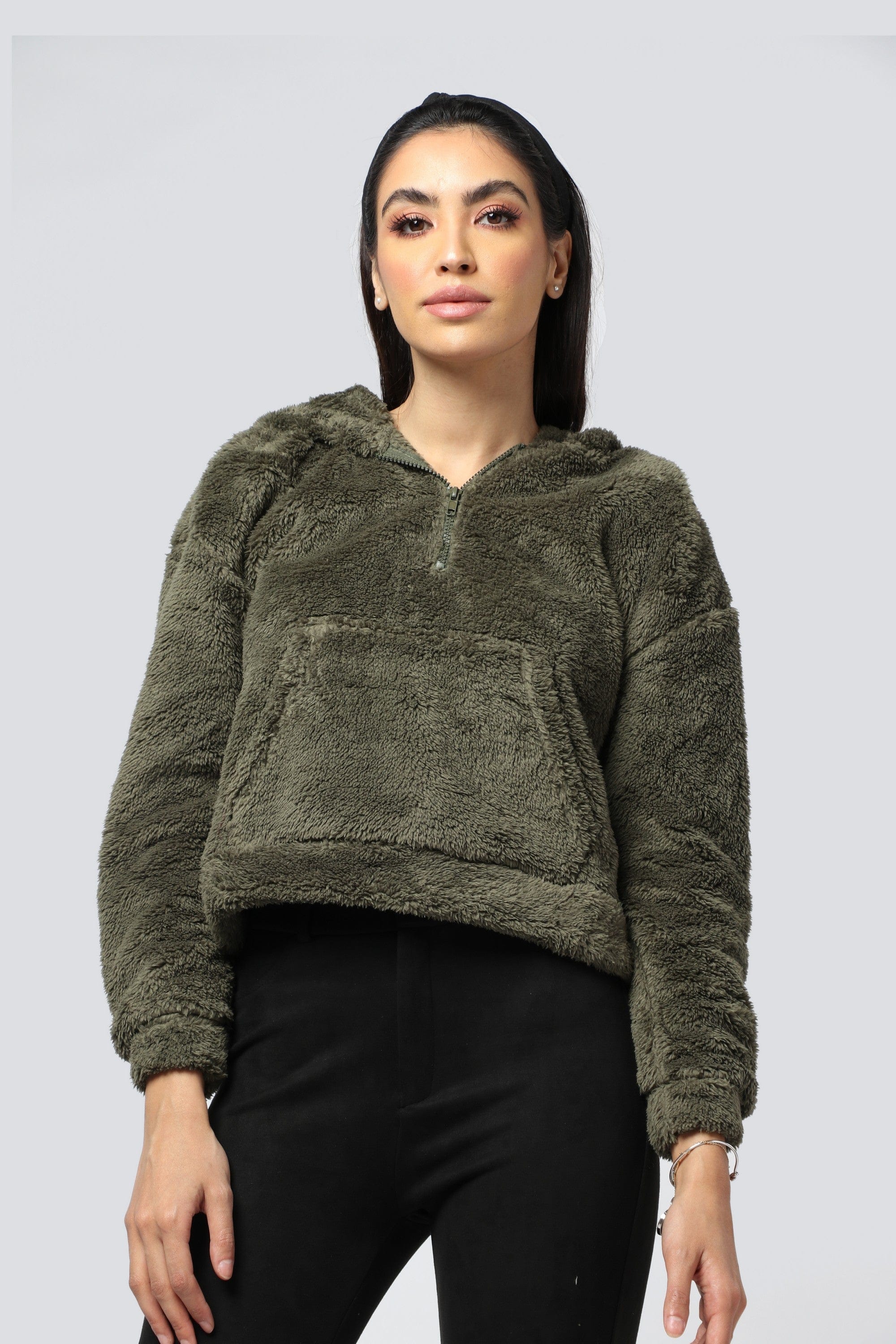 ميكا بلوزة فرو بسحاب وقبعة بأكمام طويلة