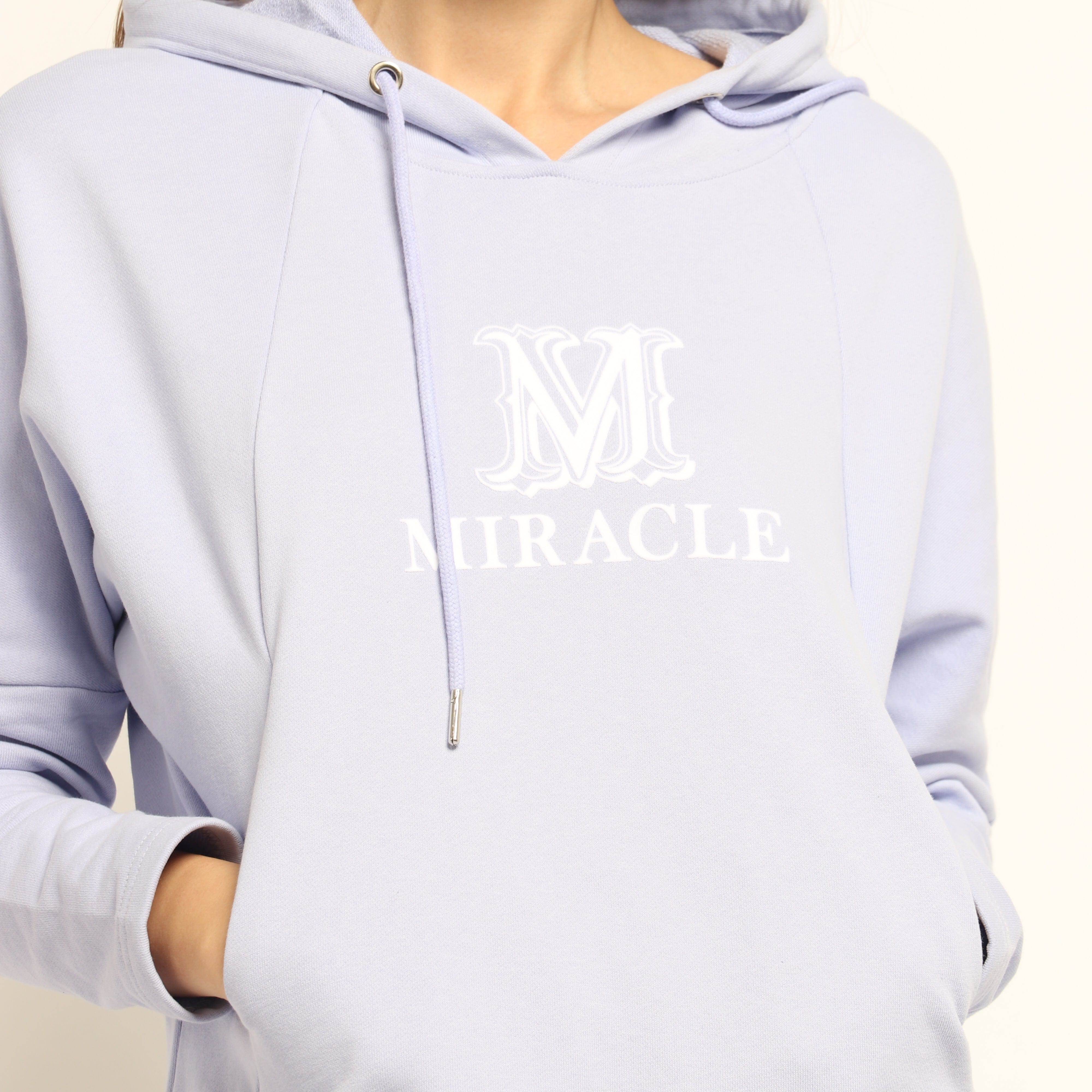 ميكا فستان قصير بطبعة على الصدر بأكمام طويلة وجيوب جانبية