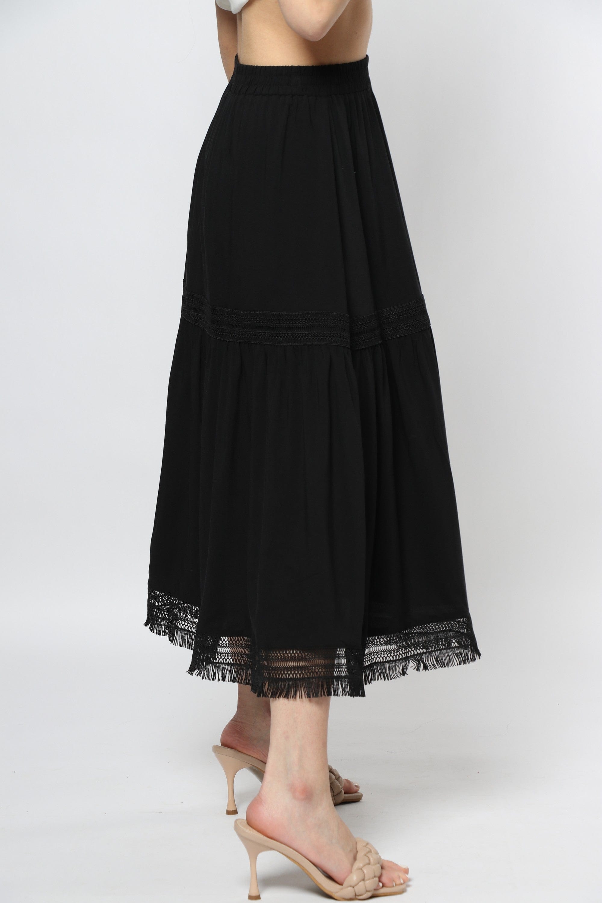 ميكا تنورة ميدي مزينة بدانتيل بكسرات بخصر مطاط