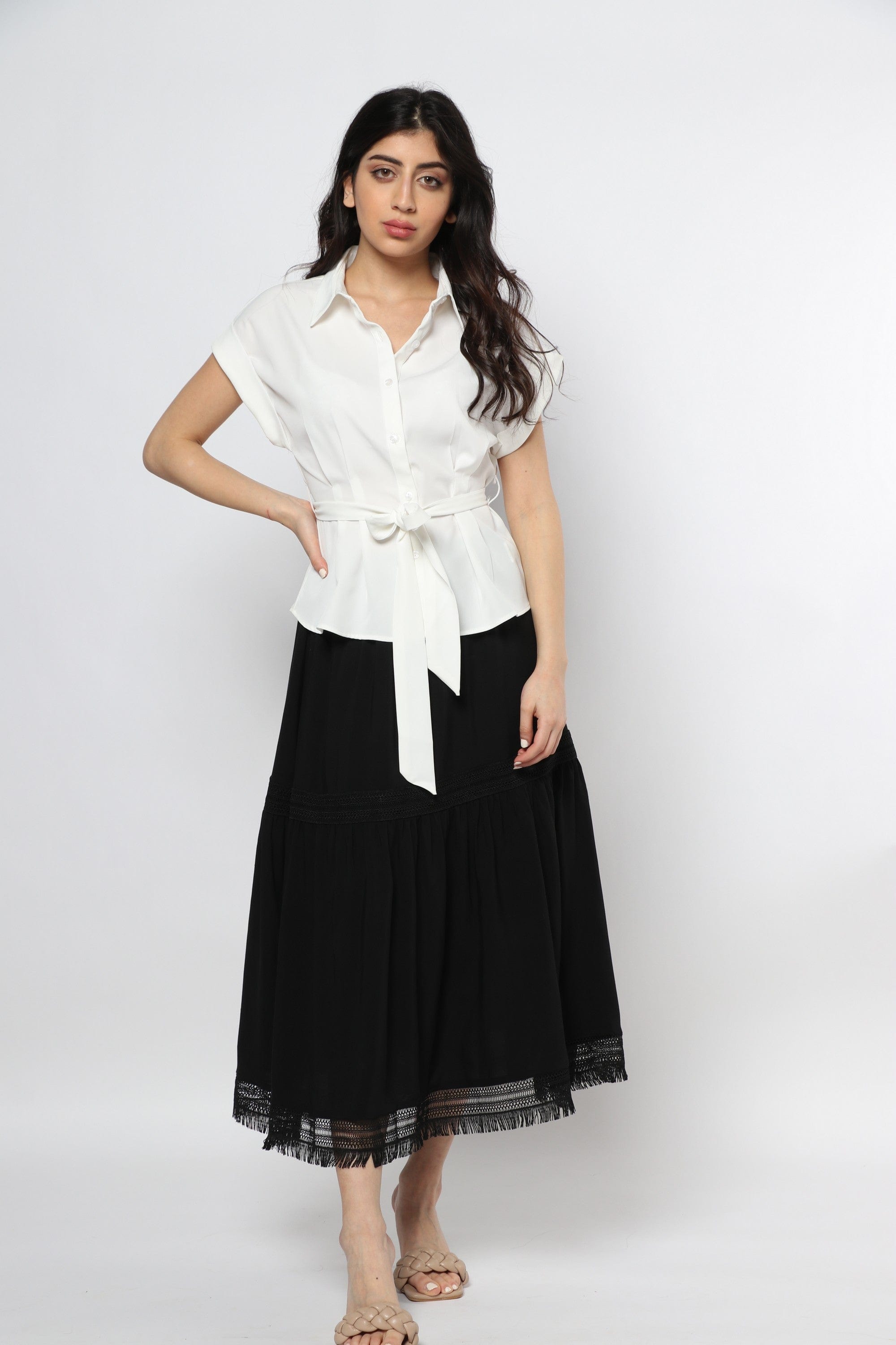 ميكا تنورة ميدي مزينة بدانتيل بكسرات بخصر مطاط