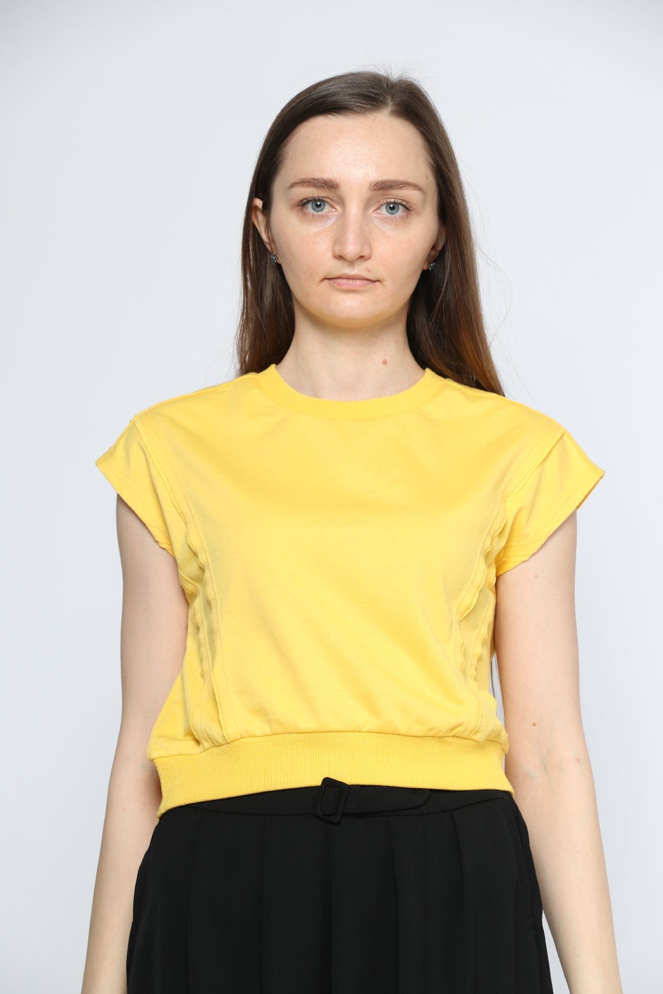 ميكا بلوزة بأكمام قصيرة سادة نص بطن