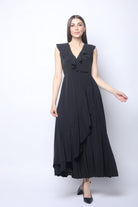 ميكا فستان ماكسي بدون أكمام بليسية بكرانيش على الصدر