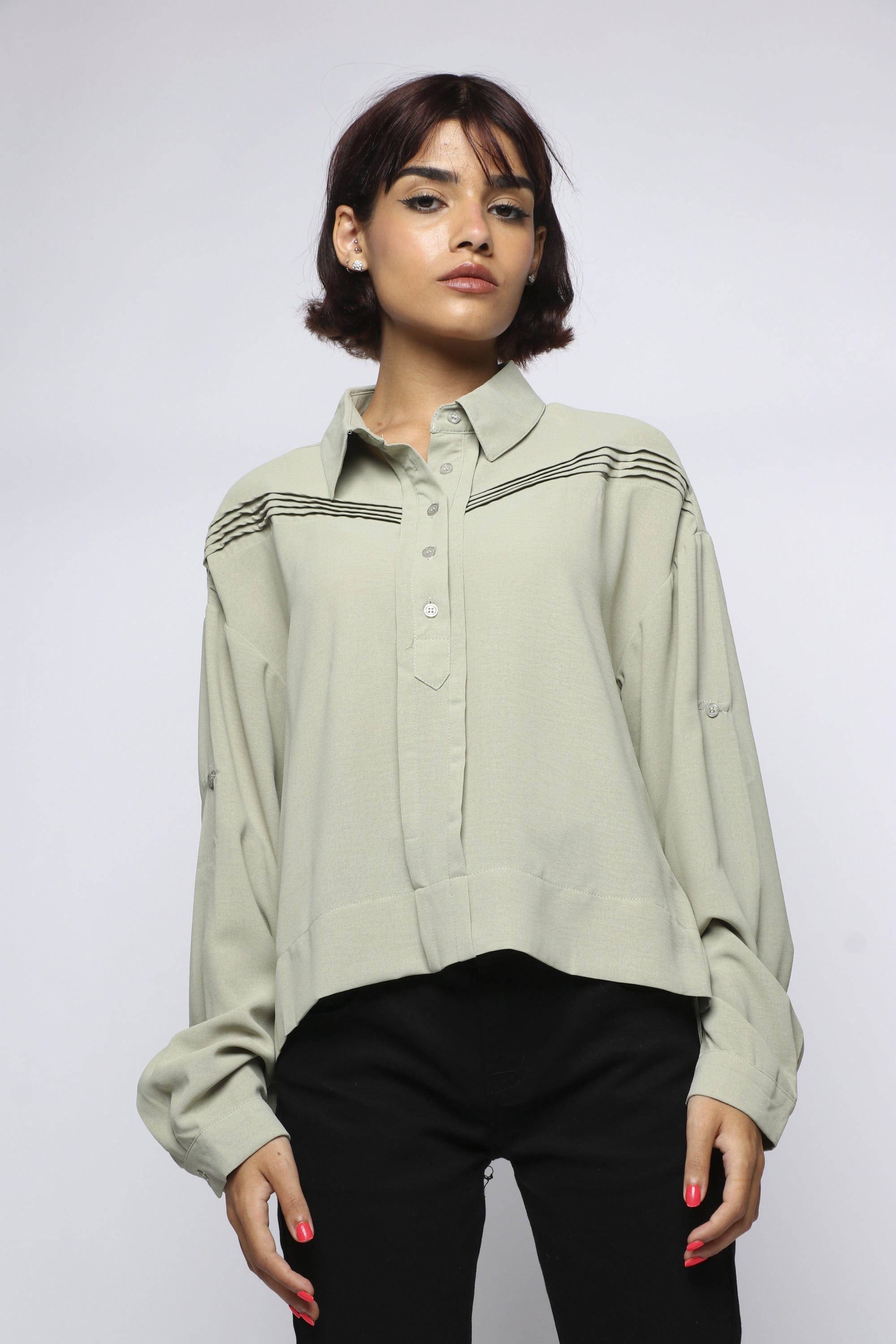 ميكا بلوزة بأزرار أمامية وياقة كبيرة وكم طويل نسائي