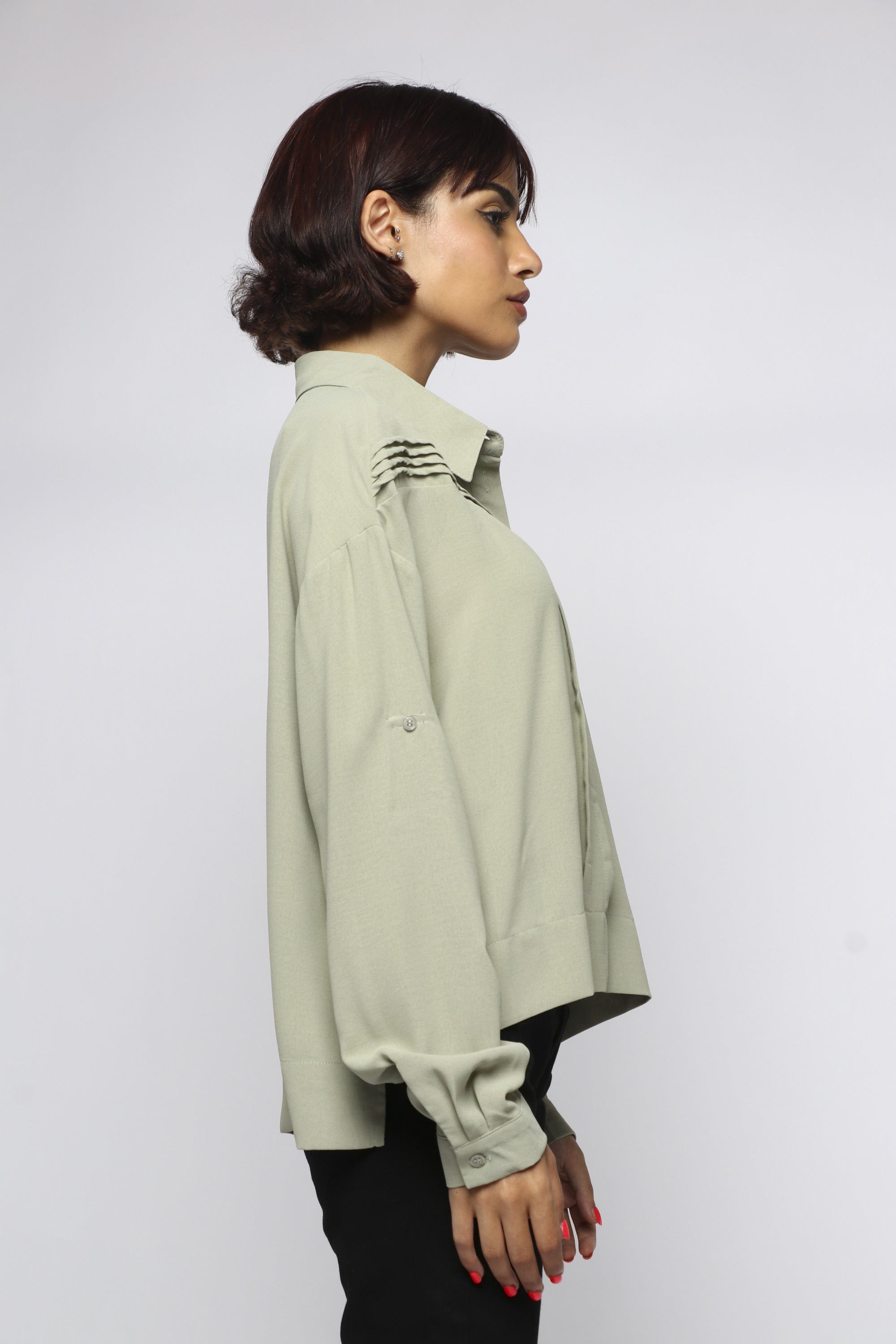 ميكا بلوزة بأزرار أمامية وياقة كبيرة وكم طويل نسائي