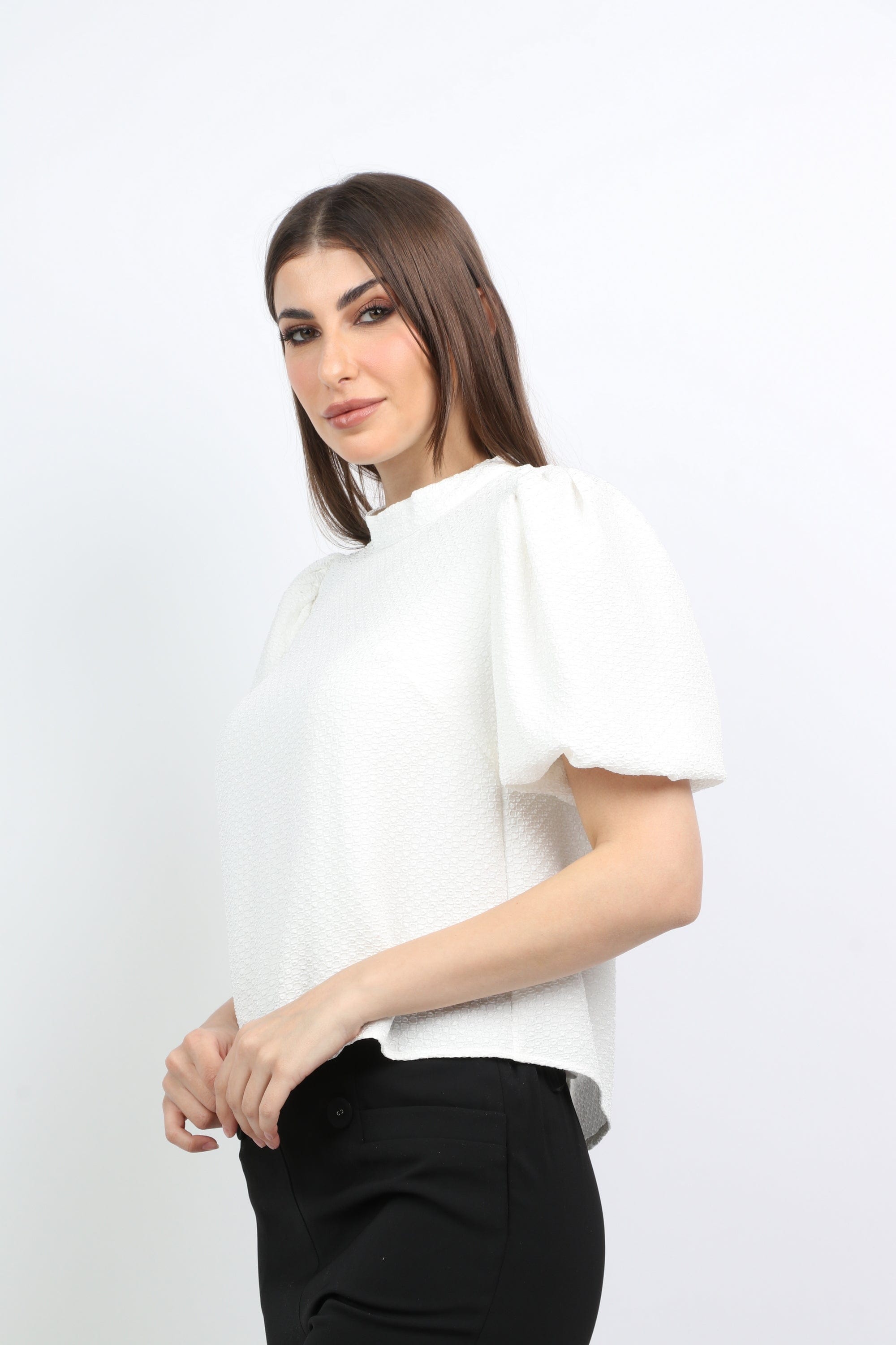 ميكا بلوزة سادة بياقة عريضة كم واسع منفوش قصير أوف وايت