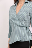 ميكا بلوزة لف برباط وياقة وفتحة سبعة منقوش 3/4 كم نسائي