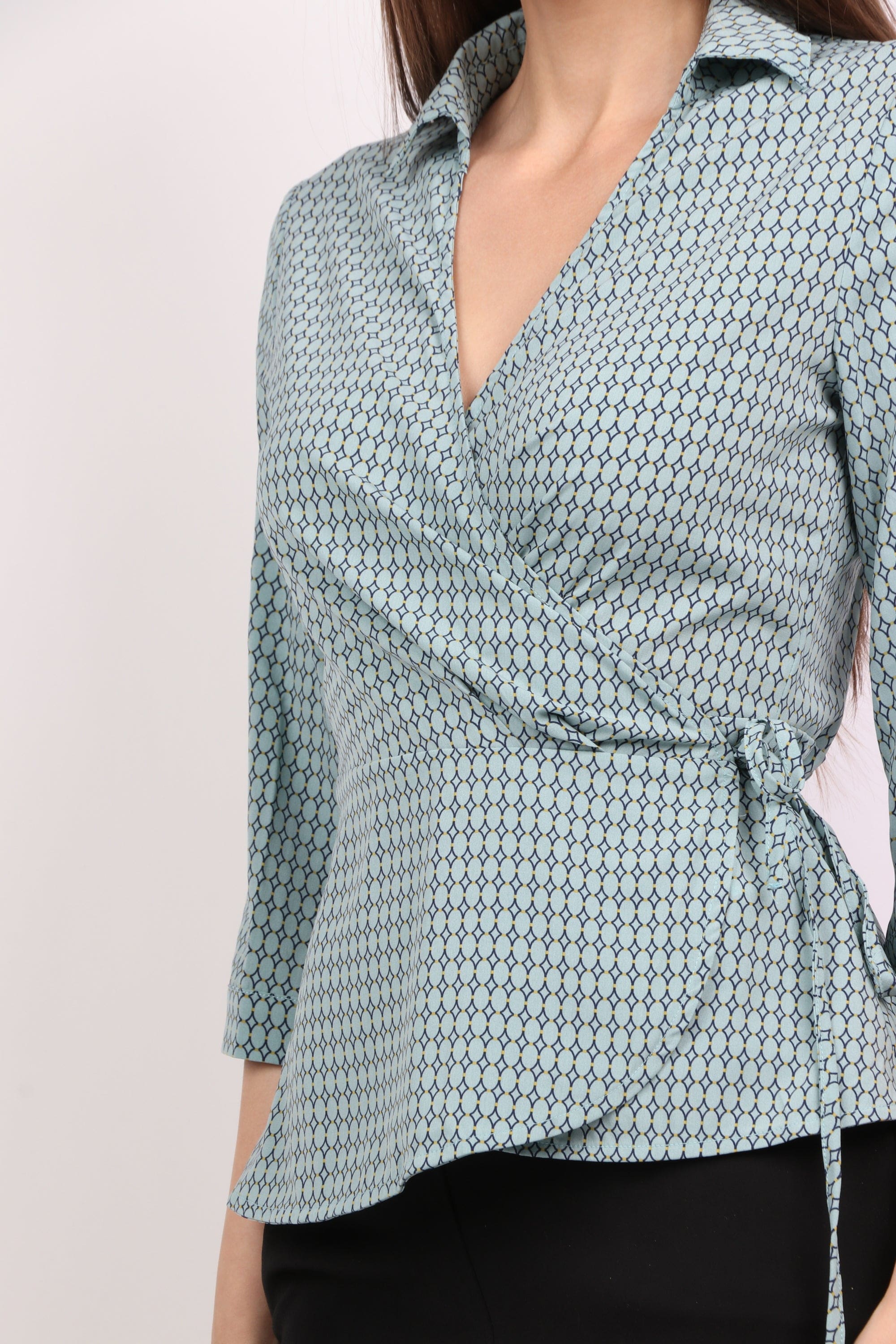 ميكا بلوزة لف برباط وياقة وفتحة سبعة منقوش 3/4 كم نسائي