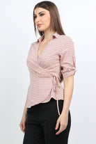 ميكا بلوزة لف برباط وياقة وفتحة سبعة منقوش 3/4 كم نسائي