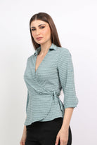 ميكا بلوزة لف برباط وياقة وفتحة سبعة منقوش 3/4 كم نسائي