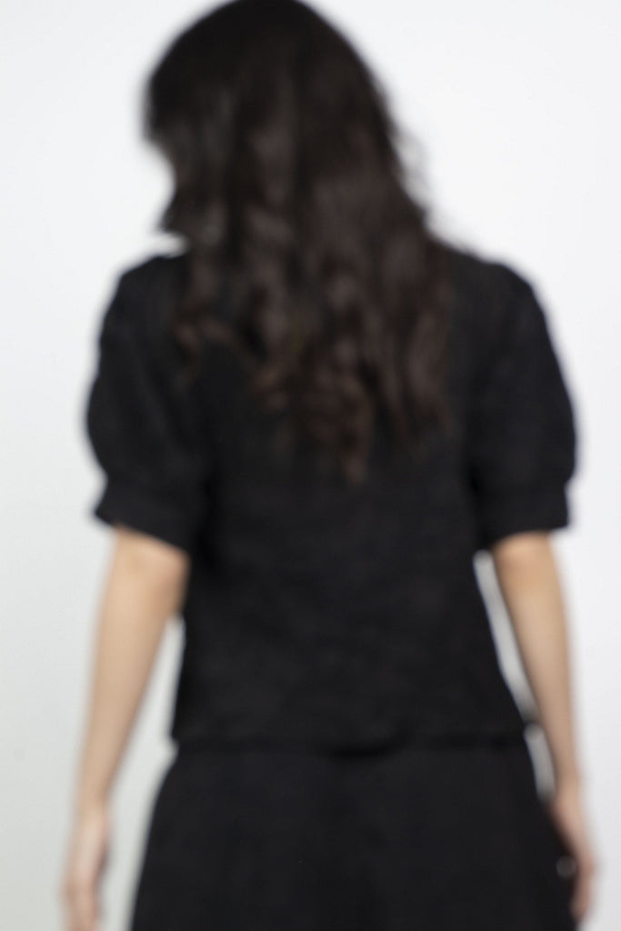 ميكا بلوزة رسمية قصيرة من الأمام وطويلة من الخلف نص كم منفوخ نسائي أسود