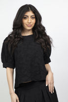 ميكا بلوزة رسمية قصيرة من الأمام وطويلة من الخلف نص كم منفوخ نسائي أسود