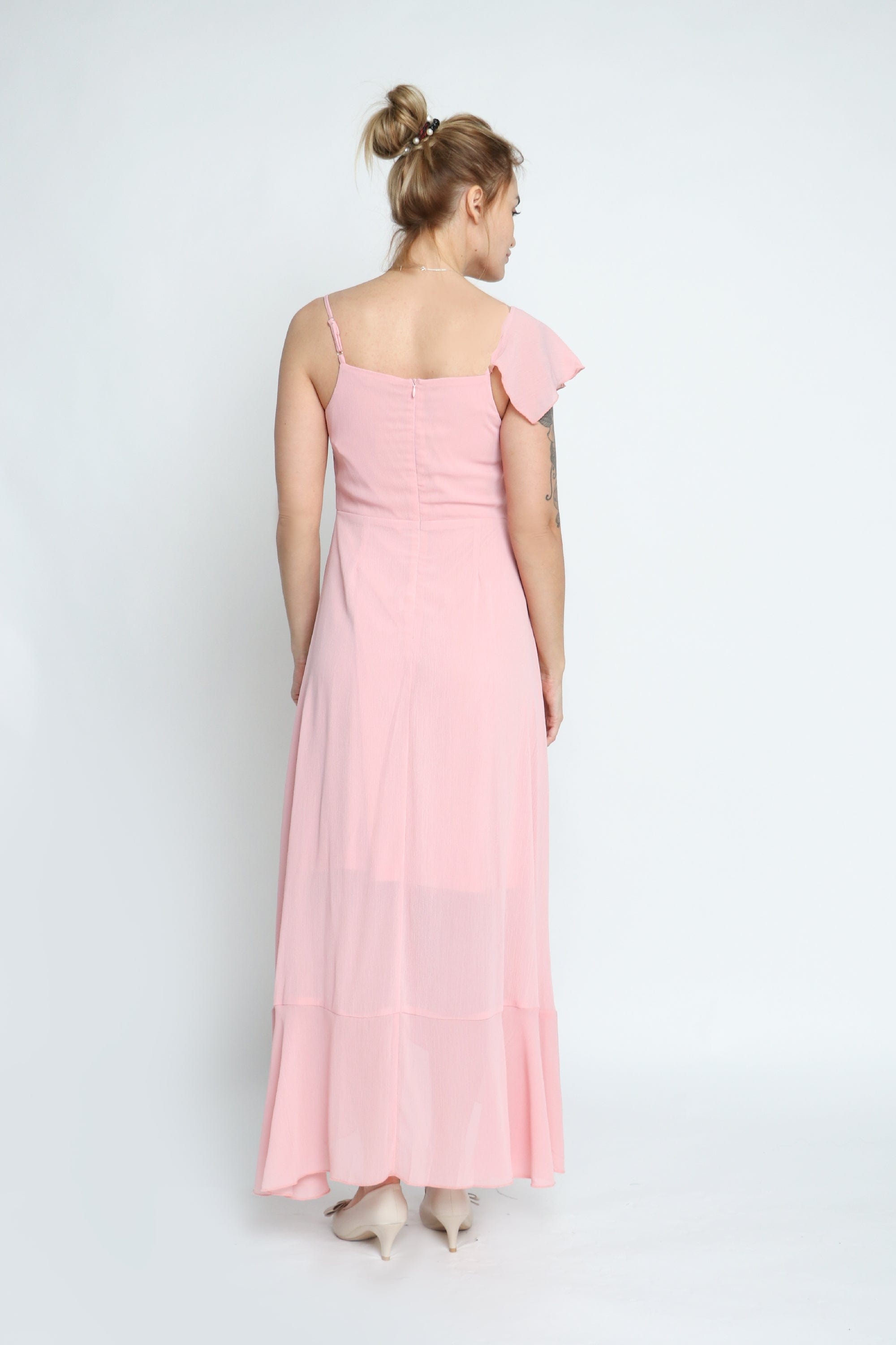 ميكا فستان طويل شيفون كريب بحمالات رفيعة وكشكشة بالطول