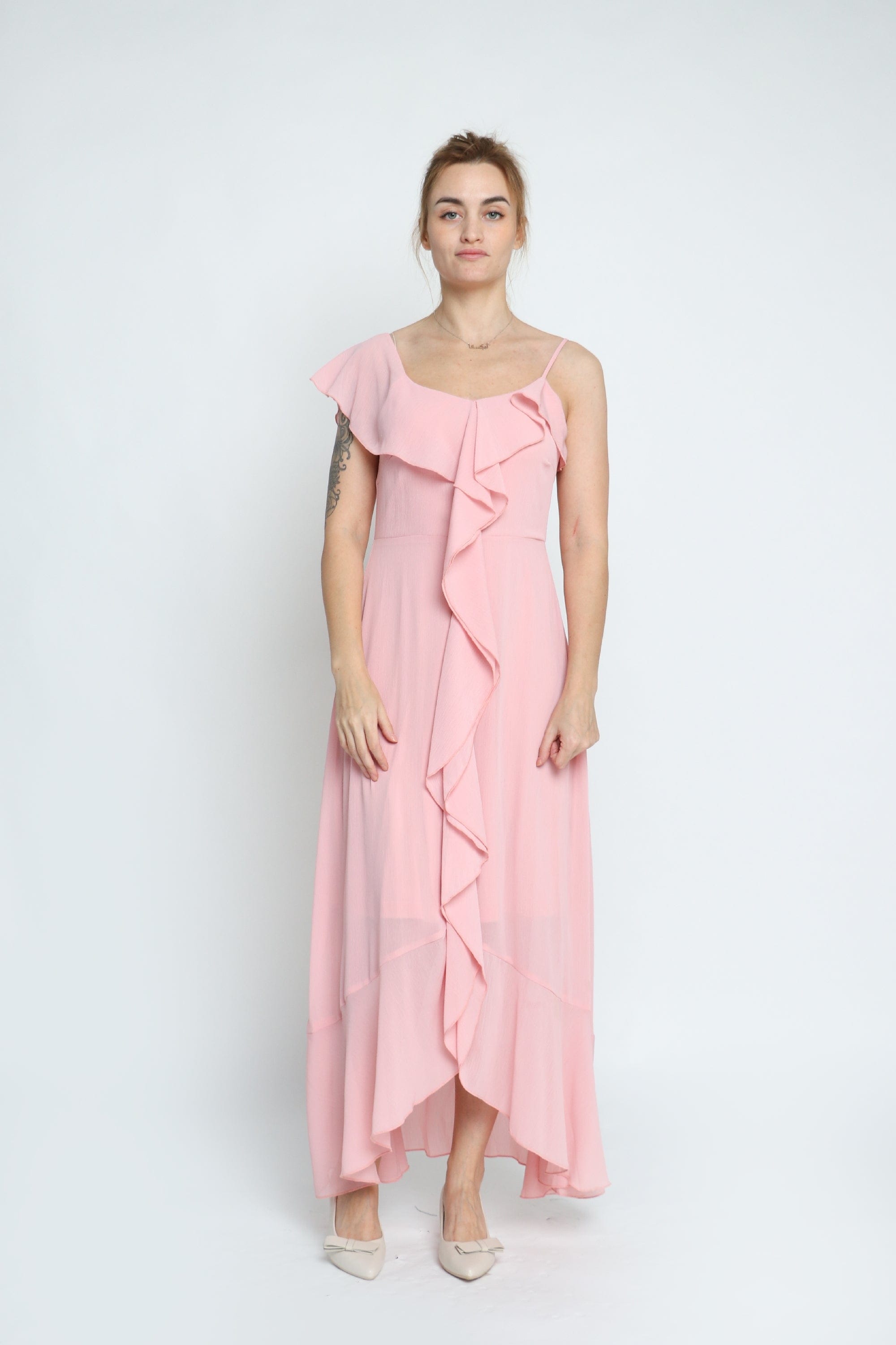 ميكا فستان طويل شيفون كريب بحمالات رفيعة وكشكشة بالطول