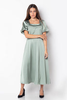 ميكا فستان ميدي حرير ياقة مربعة بكم قصير