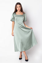 ميكا فستان ميدي حرير ياقة مربعة بكم قصير