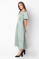 ميكا فستان ميدي حرير ياقة مربعة بكم قصير