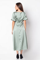 ميكا فستان ميدي حرير ياقة مربعة بكم قصير