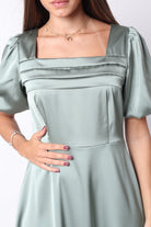 ميكا فستان ميدي حرير ياقة مربعة بكم قصير