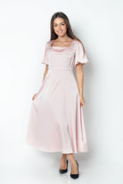 ميكا فستان ميدي حرير ياقة مربعة بكم قصير