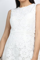 ميكا فستان ميدي دانتيل بخصر مطرز بدون كم أوف وايت